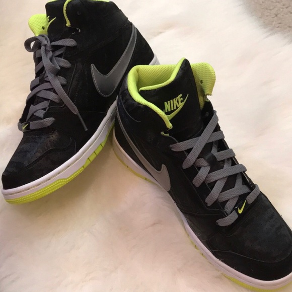 ??NWOB Nike high top sneakers with sheen size 8 NWT ??NWOB Nike high top sneakers with sheen size 8 NWT